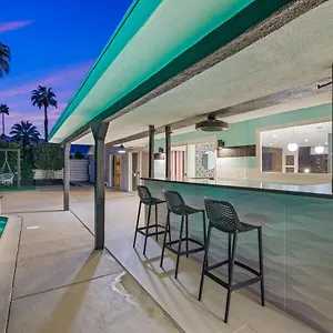  Holiday home The Ritz - Luxury With Pool & Speakeasy Bar